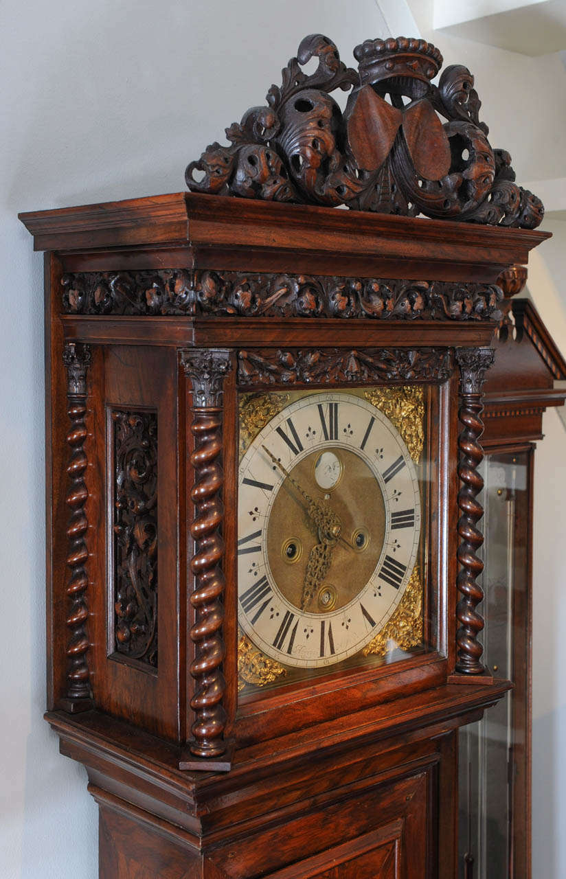 Early Dutch Walnut Veneered and Carved Longcase Clock by Huygens circa 1690 In Good Condition For Sale In Amsterdam, Noord Holland